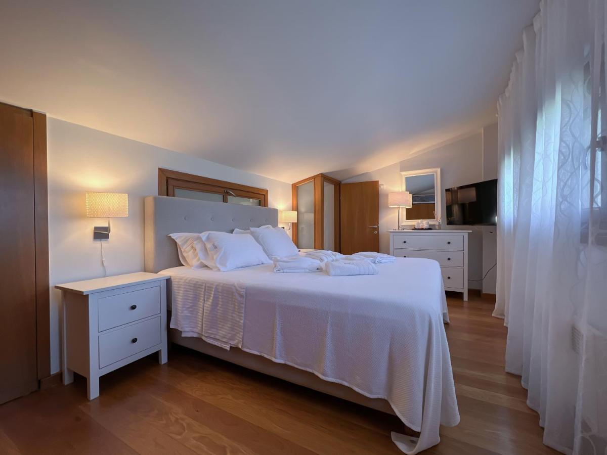 Heaven Luxury Villa Nea Roda Exterior foto